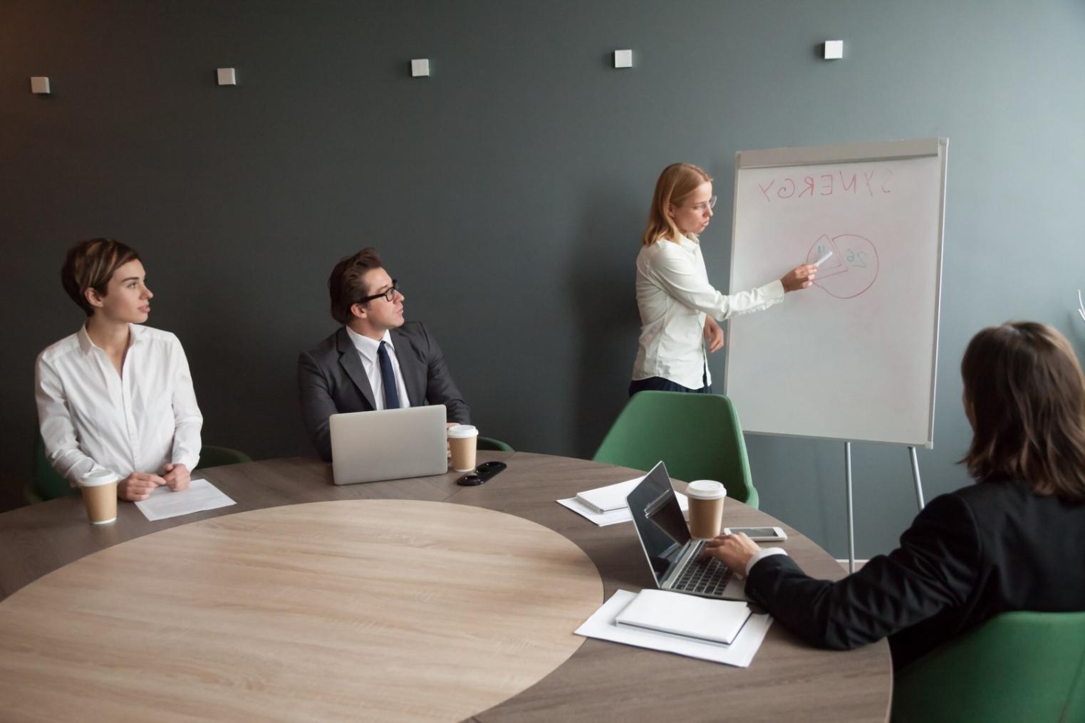 Profesionales de cymeralovia trabajando en estrategias financieras personalizadas para clientes